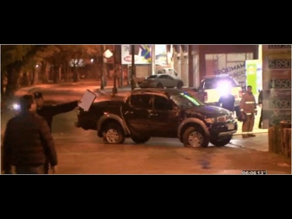 Mecánico salió a pasearse de madrugada y tumbó la camioneta de su cliente