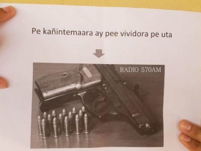 Con panfletos y lavandina amenazan a una vendedora