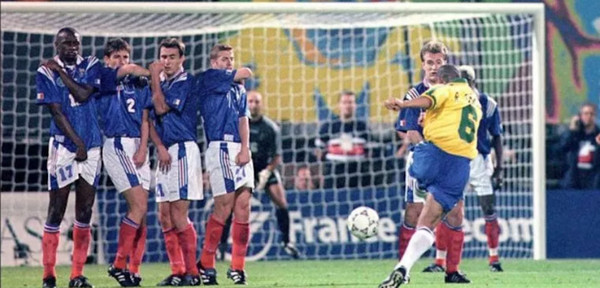 ¡Lo volvió a hacer! Roberto Carlos replica su recordado gol imposible | Noticias Paraguay