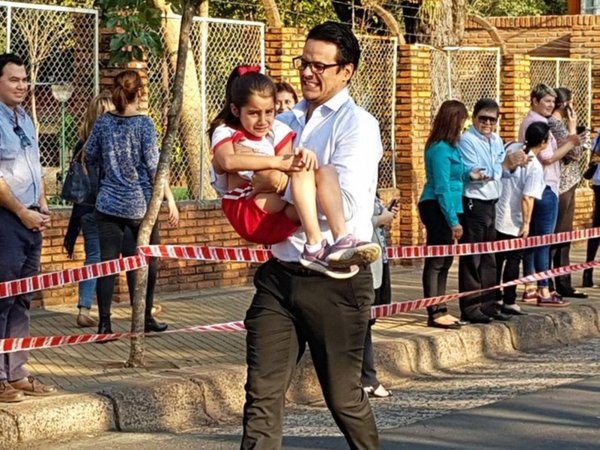 Papá sorprendió a todos por ayudar a su hija a terminar una corrida