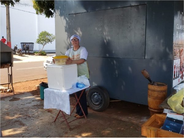 Para solventar sus gastos, docente de Canindeyú vende empanadas