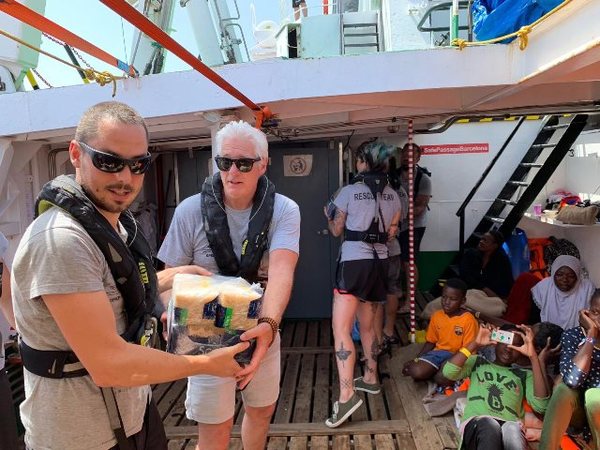 Richard Gere llevó víveres a un barco con náufragos sin puerto para desembarcar | .::Agencia IP::.