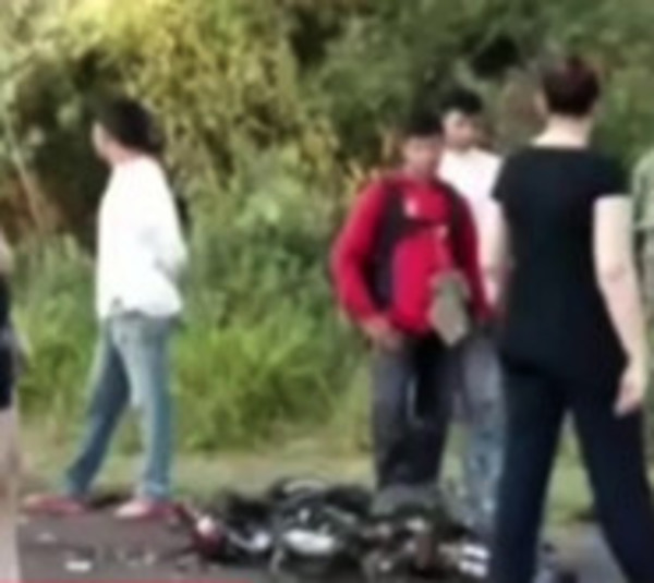 Camión destroza motocicleta en la que iban una mujer y su hijo de 3 - Paraguay.com