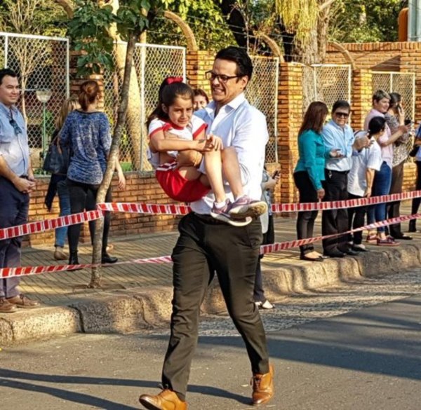 Papá sorprendió a todos por ayudar a su hija a terminar una corrida