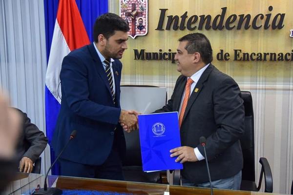 FIRMA DE ADENDA AL CONVENIO MARCO DE COOPERACIÓN INTERINSTITUCIONAL ENTRE LA MUNICIPALIDAD DE ENCARNACIÓN Y LA UNIVERSIDAD CATÓLICA