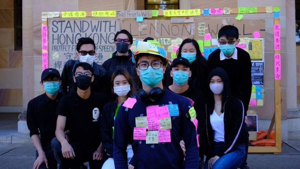 Sentata de manifestantes de Hong Kong en aeropuerto para sensibilizar a turistas