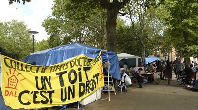 Tras su expulsión, más de cien latinos acampan frente a una alcaldía cerca de París