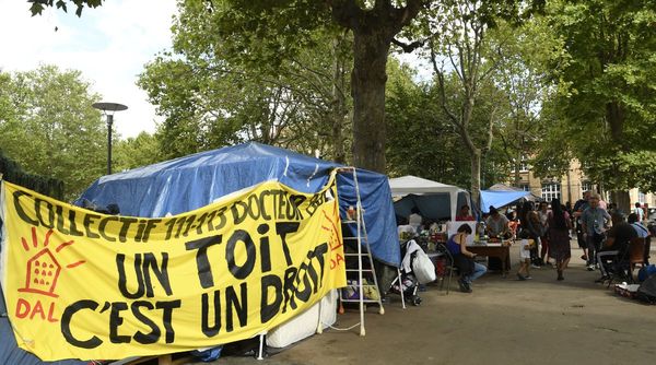 Tras su expulsión, más de cien latinos acampan frente a una alcaldía cerca de París