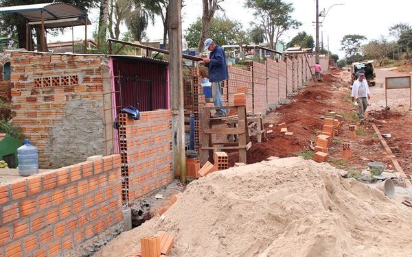 Prosigue construcción de muralla en cementerio de Presidente Franco