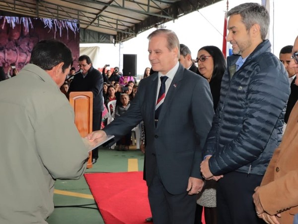 Entregan 1.000 subsidios habitacionales a familias de ocho departamentos