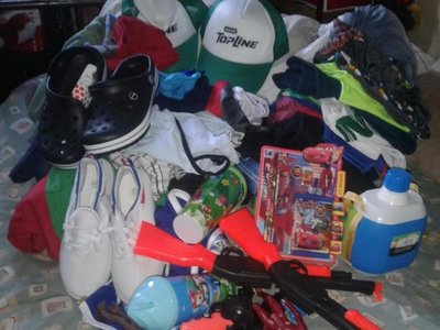 Llenaron de ropas, calzados y otros regalos a los mellizos