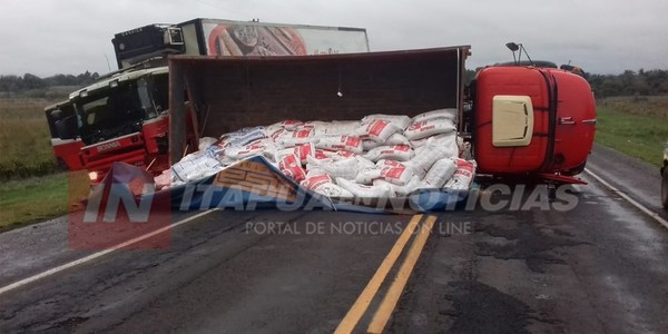 VUELCO Y POSTERIOR CHOQUE ENTRE CAMIONES SOBRE RUTA 8 EN LEANDRO OVIEDO