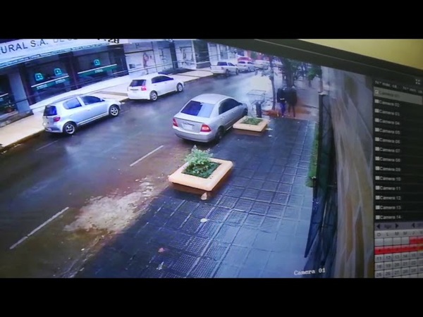 DEJÓ SU MOTO ESTACIONADO PARA TRABAJAR Y LE ROBARON