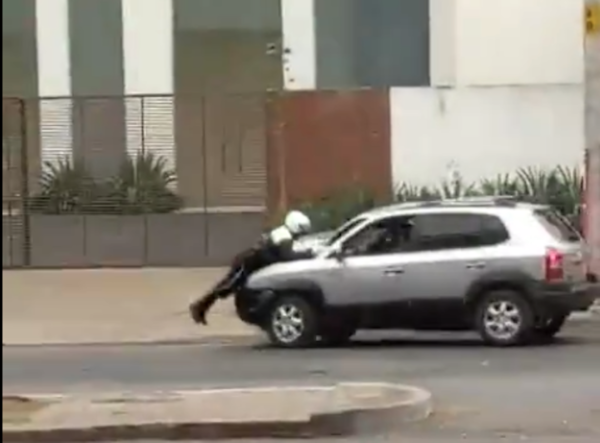 Furioso conductor agrede a un Policía de Tránsito