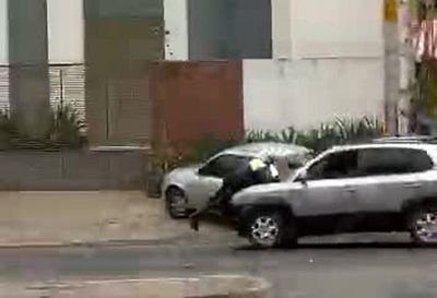 Conductor se llevó sobre el capó a un agente de PMT y luego le pegó - Nacionales - ABC Color