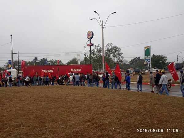 Manifestantes de Coronel Oviedo rumbo a Asunción para repudiar a los “vendepatria” - Nacionales - ABC Color