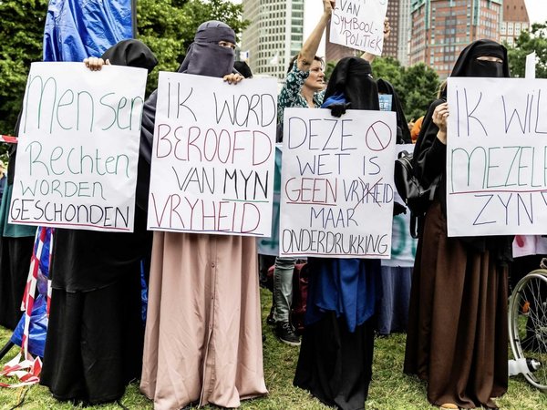 En Holanda protestan contra la prohibición del burka