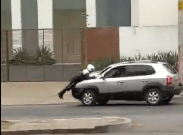 LLEVÓ DE “PASEO” SOBRE EL CAPOT AL INSPECTOR QUE LO MULTÓ