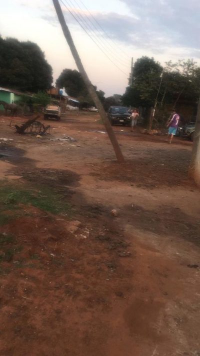 Columna de Ande pone en peligro a vecinos de Reducto | San Lorenzo Py