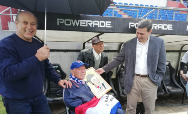 HOY / Homenajean a la voz que con su canto lo identifica en el deporte