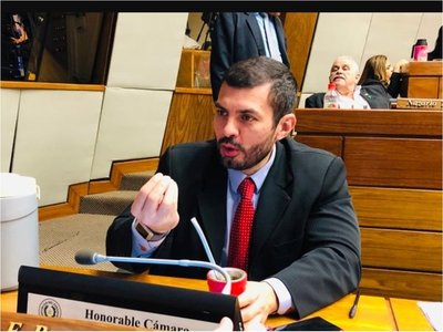 Cuestionan a Hugo Ramírez por "copiar" proyectos ajenos