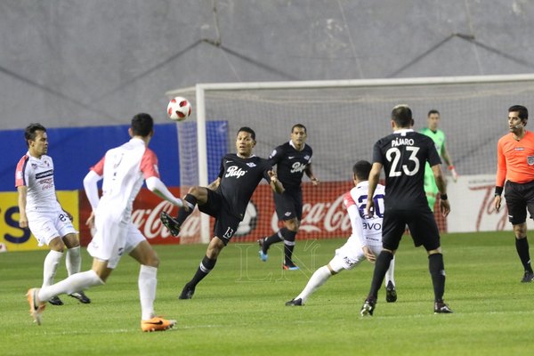 En la agonía del partido, Nacional sorprendió a Libertad