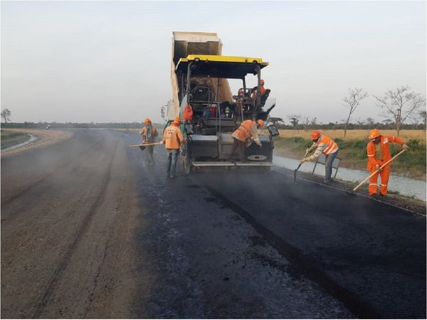 Ruta Bioceánica: Colocan capa asfáltica en Carmelo Peralta