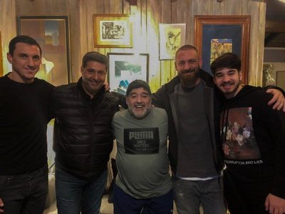 De Rossi visita a Maradona, que aplaude que eligiera Boca a mejores ofertas