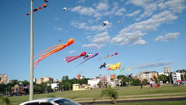 Millar de pandorgas prestas para enseñar a niños a hacer volar la imaginación en Encarnación - Nacionales - ABC Color