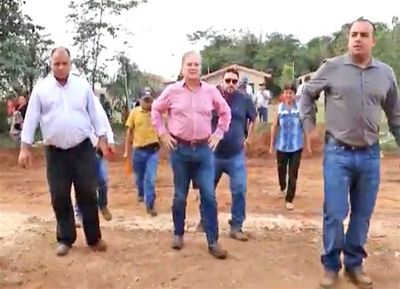 Director de Durand supervisa casas que construye su esposa