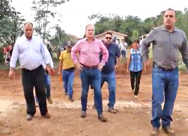 Director de Durand supervisa casas que construye su esposa