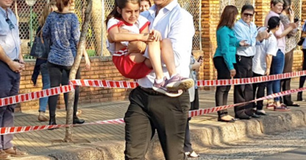 Papá levantó a su hija para seguir en carrera