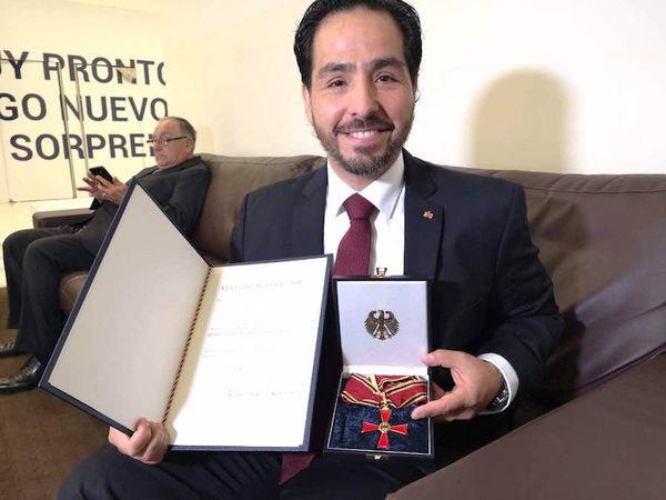 Ex embajador fue condecorado
