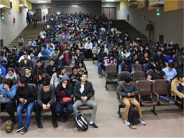 Explotó ayer la feria de empleos en la UNA con casi 1.000 postulantes