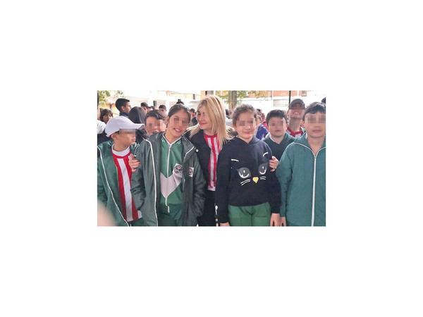 Acusan a directora de bienestar estudiantil de maltratar a niños