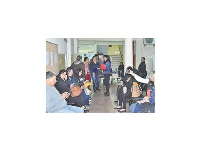 Docentes jubilados estarán en las aulas hasta fin de mes