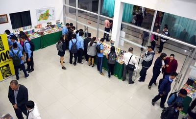 Feria del Libro con miles de visitantes - Interior - ABC Color