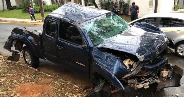 HOY / VIDEO| Impresionante choque, vuelco y vuelta a chocar: pudieron morir todos, sobreviven sin rasguño