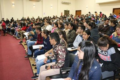 Becarios de Itapúa reciben aportes de Yacyretá
