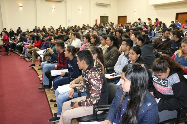 Becarios de Itapúa reciben aportes de Yacyretá