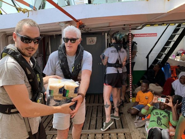 Richard Gere lleva víveres al barco de Open Arms con 121 inmigrantes