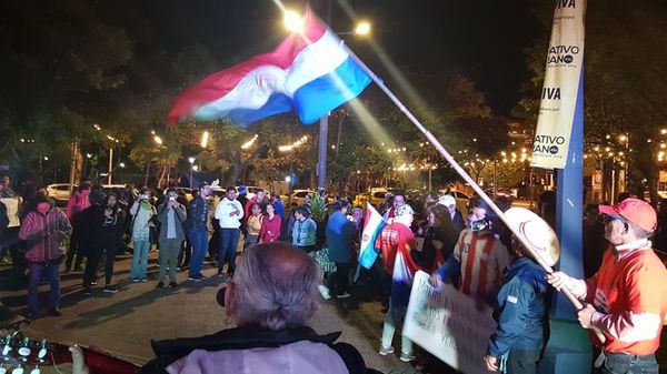 Con arte, protestan contra el acta entreguista y exigen juicio político - Nacionales - ABC Color