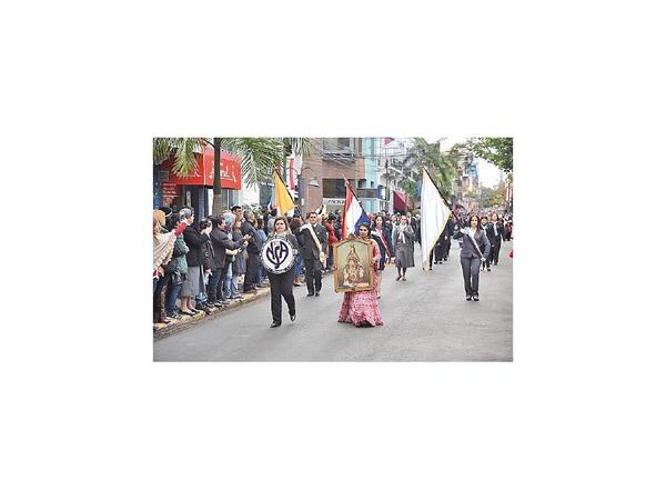 Honran con desfile a la Virgen