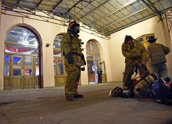 Gas tóxico causó susto  en el Teatro Municipal - Judiciales y Policiales - ABC Color