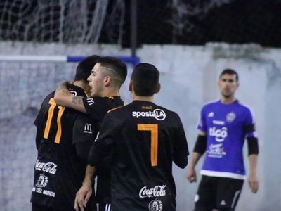 Olimpia goleó a Star's en juego de ida