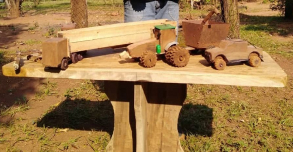 Niño artista crea sus propios juguetes de madera