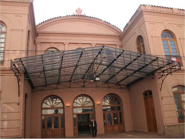 Susto por supuesta fuga de gas en Teatro Municipal de Asunción