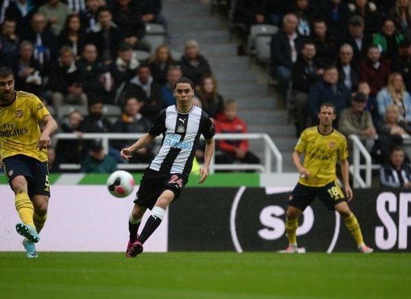 Un gran partido de Almirón en la caída de Newcastle