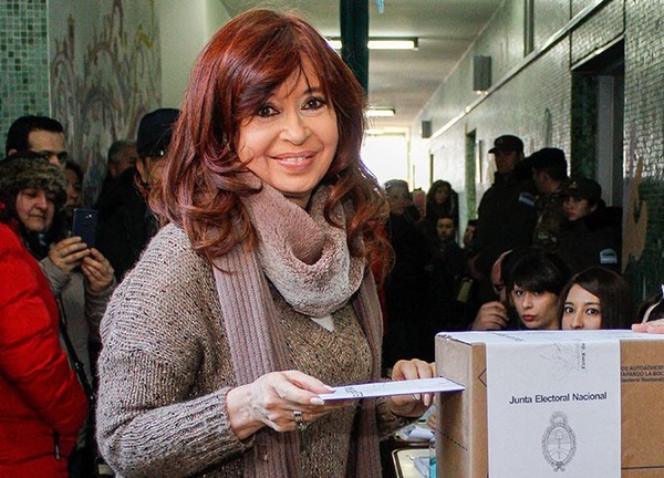 Cristina Fernández, candidata a vicepresidenta, vota en el sur de Argentina | .::Agencia IP::.