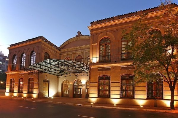 Tras evacuación, descartan gas tóxico en sede del Teatro Municipal - ADN Paraguayo